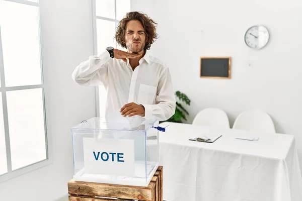 Jovem Hispânico Votando Colocando Envoltório Urna Cortando Garganta Com Mão — Fotografia de Stock