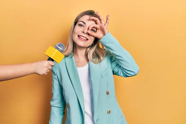 Beautiful Caucasian Woman Being Interviewed Reporter Holding Microphone Smiling Happy — Stock Photo, Image