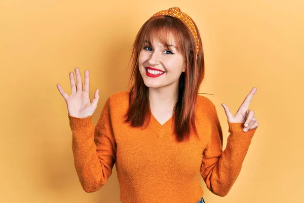 오렌지색 스웨터를 자신감 행복하게 웃으면서 손가락으로 가리키는 머리의 — 스톡 사진