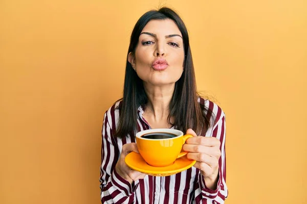 Joven Mujer Hispana Bebiendo Una Taza Café Mirando Cámara Soplando — Foto de Stock