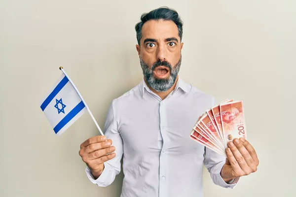 Medelålders Man Med Skägg Och Grått Hår Håller Israel Flagga — Stockfoto