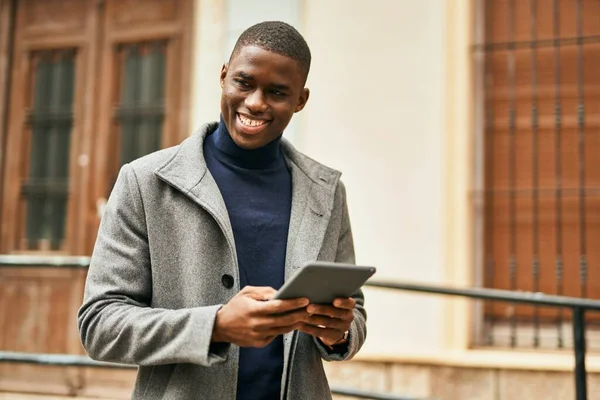 Joven Afroamericano Sonriendo Feliz Usando Touchpad Ciudad —  Fotos de Stock