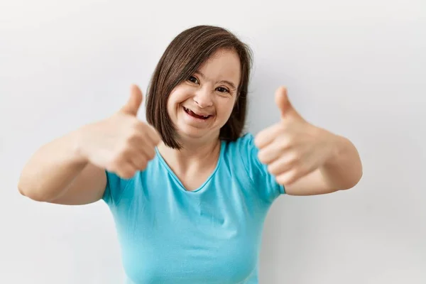 Giovane Donna Sindrome Piedi Sfondo Isolato Segno Successo Facendo Gesto — Foto Stock