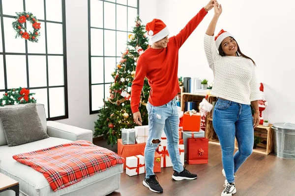 Jong Latijns Stel Dat Blij Lacht Danst Thuis Bij Kerstboom — Stockfoto