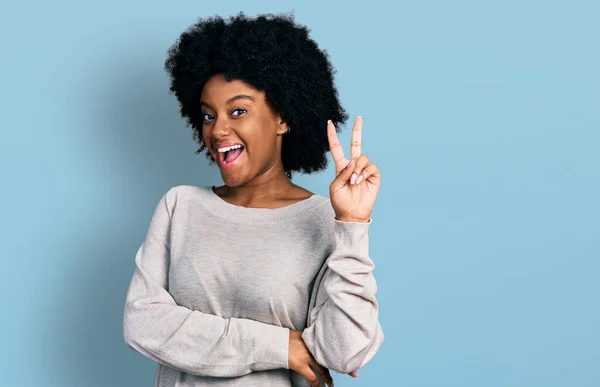Eine Junge Afroamerikanerin Lässiger Kleidung Lächelt Mit Glücklichem Gesicht Und — Stockfoto