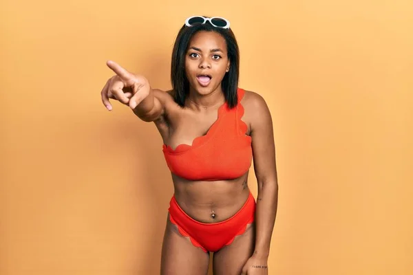 Ung Afrikansk Amerikansk Flicka Bikini Pekande Med Fingret Överraskat Framåt — Stockfoto