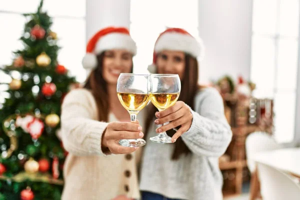 Zwei Frauen Stoßen Mit Champagner Und Umarmen Sich Heimischen Weihnachtsbaum — Stockfoto