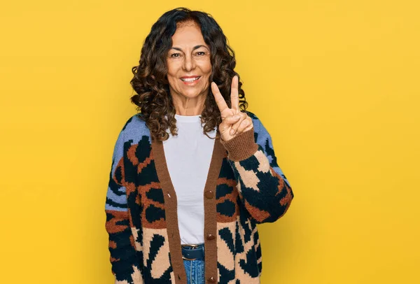 Mujer Hispana Mediana Edad Vistiendo Ropa Casual Mostrando Señalando Con — Foto de Stock