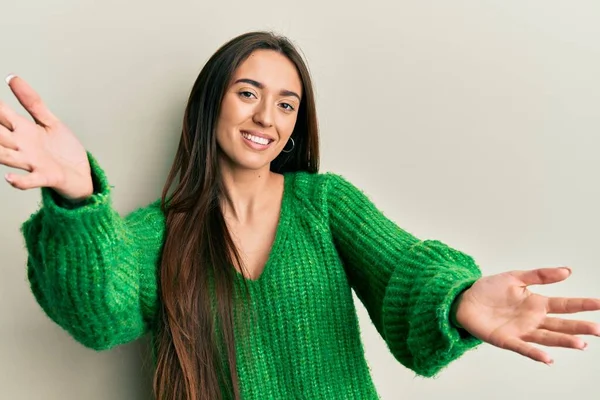 Menina Hispânica Jovem Vestindo Roupas Casuais Olhando Para Câmera Sorrindo — Fotografia de Stock