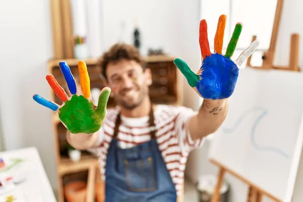 Joven Hombre Hispano Sonriendo Confiado Mostrando Las Manos Palma Color — Foto de Stock