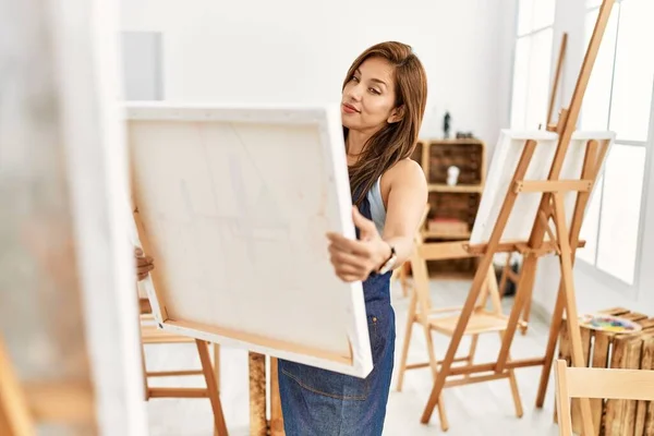 Joven Artista Hispana Sonriendo Feliz Dibujo Estudio Arte —  Fotos de Stock