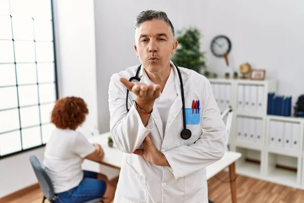 Médico Meia Idade Homem Clínica Com Paciente Olhando Para Câmera — Fotografia de Stock