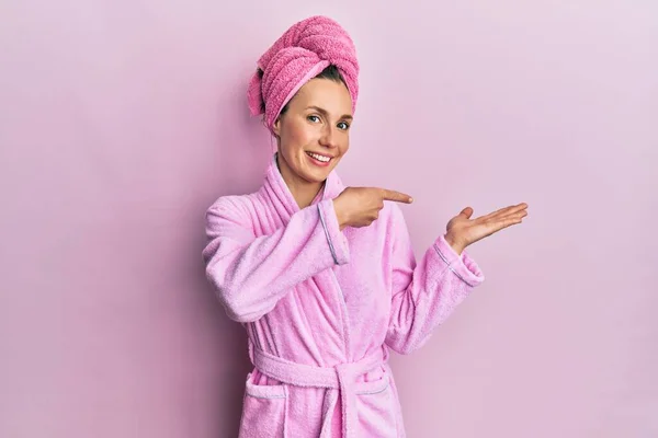 Młoda Blondynka Czepku Ręcznikiem Prysznicowym Szlafroku Zachwycona Uśmiechnięta Aparatu Prezentując — Zdjęcie stockowe