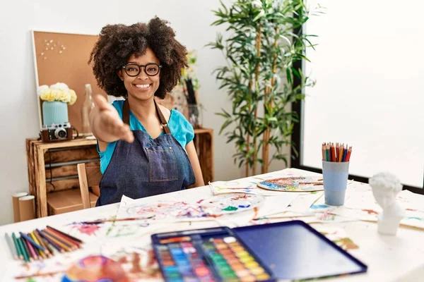 Schöne Afrikanisch Amerikanische Frau Mit Afro Haarmalerei Kunststudio Lächelt Freundlich — Stockfoto