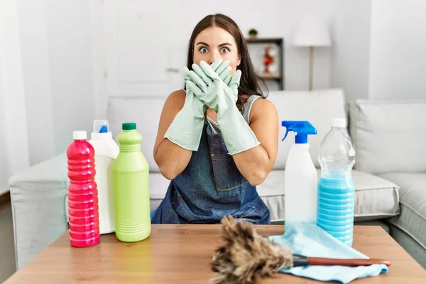 Junge Brünette Frau Mit Putzschürze Und Handschuhen Reinigung Hause Schockiert — Stockfoto