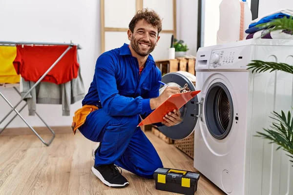 Jovem Hispânico Vestindo Handyman Uniforme Reparar Máquina Lavar Roupa Lavanderia — Fotografia de Stock