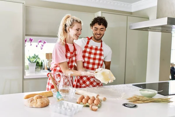 Pareja Joven Sonriendo Feliz Cocinando Masa Cocina —  Fotos de Stock