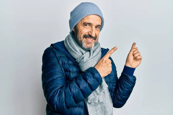 Hombre Hispano Mediana Edad Vistiendo Estilo Invierno Sonriendo Mirando Cámara —  Fotos de Stock