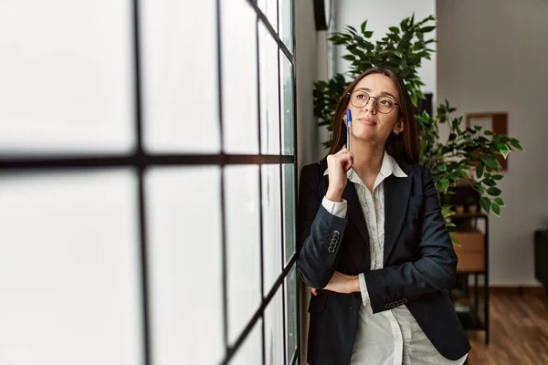 Jovem Mulher Hispânica Empresária Segurando Caneta Escritório — Fotografia de Stock