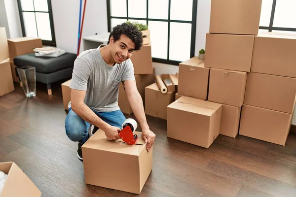 Jonge Latino Man Glimlachen Gelukkig Verpakking Doos Nieuw Huis — Stockfoto