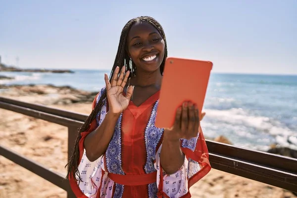 Jovem Afro Americana Sorrindo Feliz Ter Chamada Vídeo Usando Touchpad — Fotografia de Stock