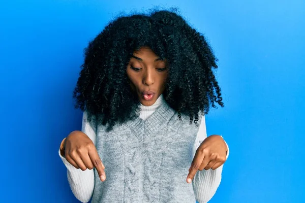 머리가아 프로인 아프리카계 스웨터를 손가락으로 광고를 내보이며 벌리고 있습니다 — 스톡 사진