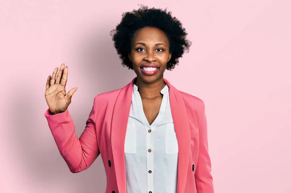 Африканська Американка Волоссям Афро Діловій Куртці Показує Вказує Вгору Пальцями — стокове фото