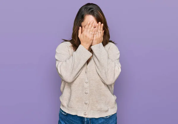 Młoda Kobieta Size Luźnych Ubraniach Smutną Miną Pokrywającą Twarz Dłońmi — Zdjęcie stockowe