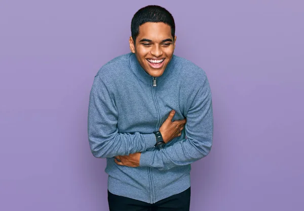 Ung Stilig Hispanic Man Bär Casual Sweatshirt Ler Och Skrattar — Stockfoto