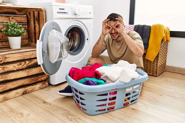 Genç Yakışıklı Bir Adam Kirli Çamaşırları Çamaşır Makinesine Atıyor Dürbün — Stok fotoğraf