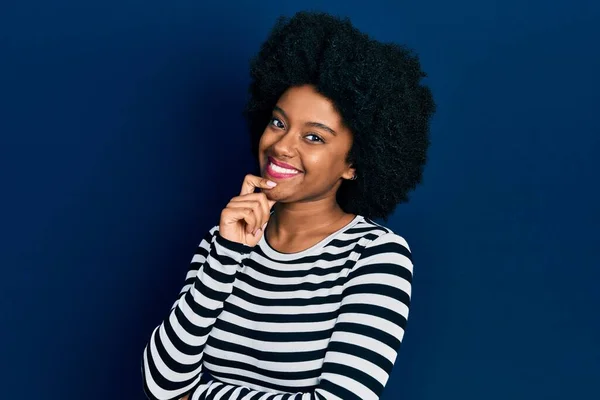 Młoda Afroamerykanka Ubrana Luźne Ciuchy Uśmiechem Twarzy Skrzyżowanymi Ramionami Ręką — Zdjęcie stockowe