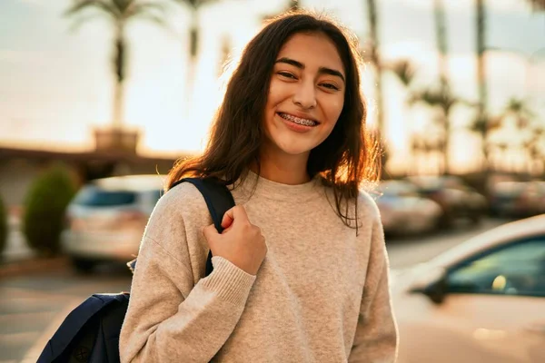 Mladý Středovýchodní Student Dívka Usměvavý Šťastný Stojící Městě — Stock fotografie