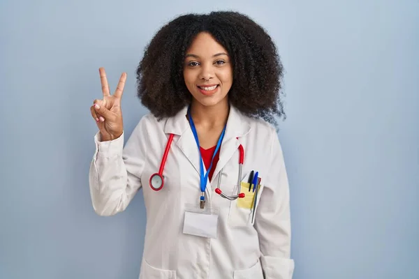 Jeune Femme Afro Américaine Portant Uniforme Médecin Stéthoscope Montrant Pointant — Photo
