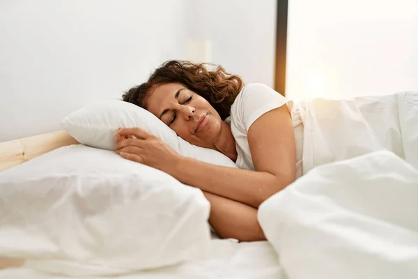 Moyen Age Femme Hispanique Dormir Sur Lit Dans Chambre — Photo