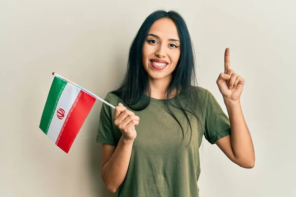Jovem Hispânica Segurando Bandeira Irã Sorrindo Com Uma Ideia Pergunta — Fotografia de Stock