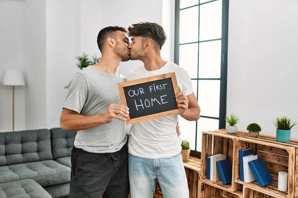 Zwei Hispanische Männer Küssen Sich Und Halten Tafel Mit Unserer — Stockfoto
