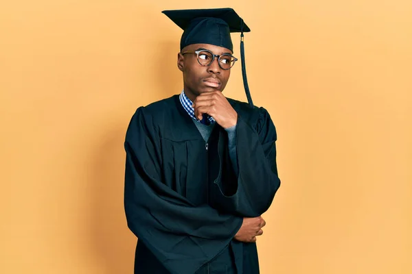 Νεαρός Αφροαμερικάνος Που Φοράει Καπέλο Αποφοίτησης Και Ρόμπα Τελετής Χέρι — Φωτογραφία Αρχείου
