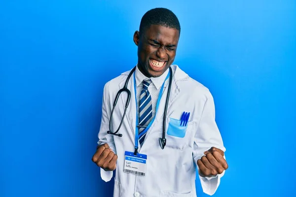 Jeune Homme Afro Américain Portant Uniforme Médecin Très Heureux Excité — Photo