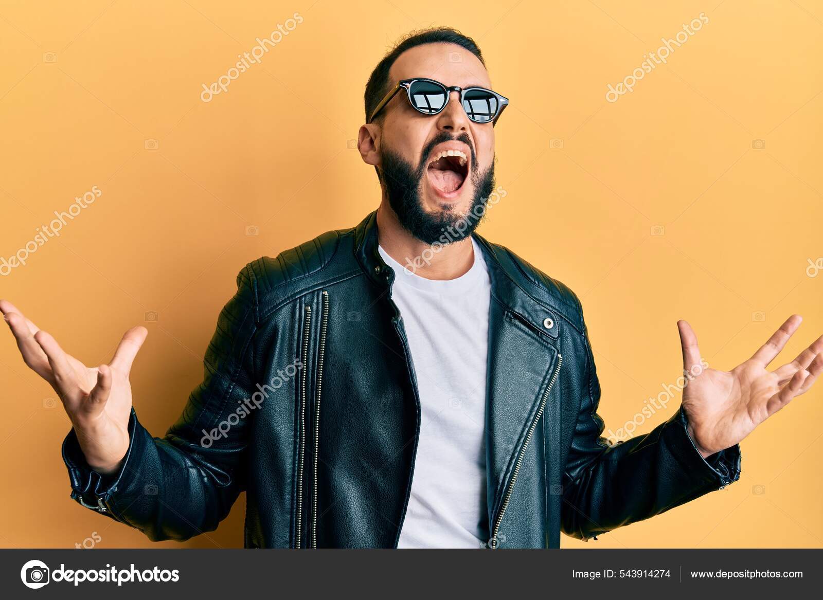 Молодой Человек Бородой Черной Кожаной Куртке Очках Сумасшедший.