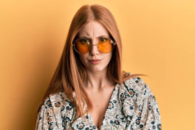 Genç İrlandalı kadın bohem ve hippi tarzı kuşkucu ve gergin kolları çaprazlanmış yüz ifadesini onaylamıyor. negatif kişi. 