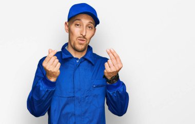 Sakallı, işçi tulumu giyen, paralı jest yapan, maaşını isteyen, milyonerlik işi yapan kel bir adam. 