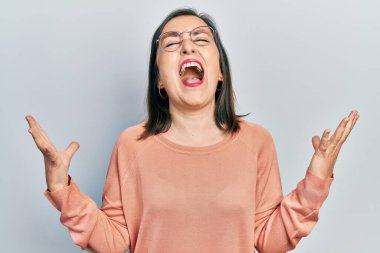 Orta yaşlı İspanyol kadın, günlük kıyafetler ve gözlük takıyor. Deli gibi bağırıyor, agresif bir ifade ve kollarla bağırıyor. hüsran kavramı. 