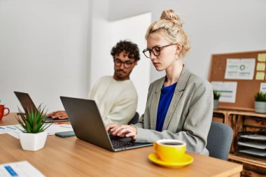 Ofiste çalışan ve casusluk yapan bir iş ortağı..