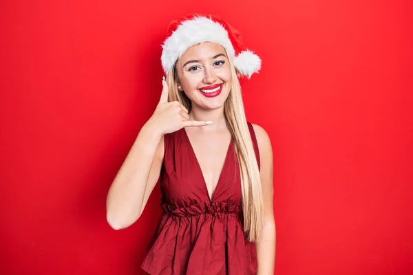 Menina Loira Jovem Usando Chapéu Natal Sorrindo Fazendo Gesto Telefone — Fotografia de Stock