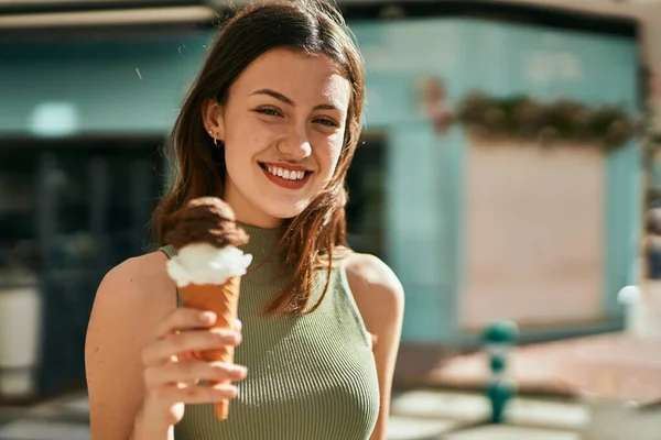 Joven Chica Caucásica Sonriendo Feliz Comiendo Helado Ciudad —  Fotos de Stock