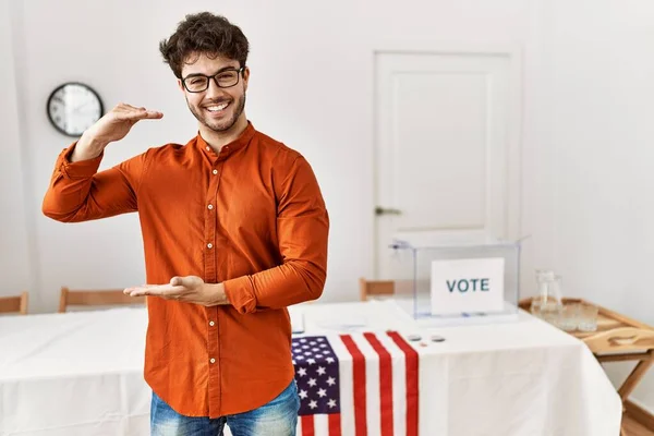 Hispanic Man Står Vid Val Rum Gester Med Händerna Visar — Stockfoto