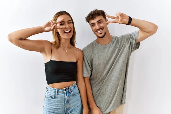 Jovem Belo Casal Juntos Sobre Fundo Isolado Fazendo Símbolo Paz — Fotografia de Stock