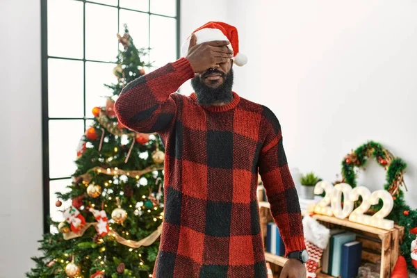 Hombre Afroamericano Con Sombrero Santa Claus Pie Junto Árbol Navidad — Foto de Stock