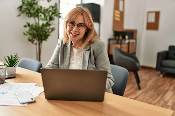 Mulher Negócios Meia Idade Sorrindo Feliz Trabalhando Escritório — Fotografia de Stock