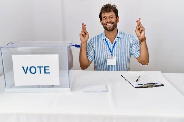 Mladý Pohledný Muž Politických Volbách Sedící Hlasovacích Lístků Ukazující Prstem — Stock fotografie
